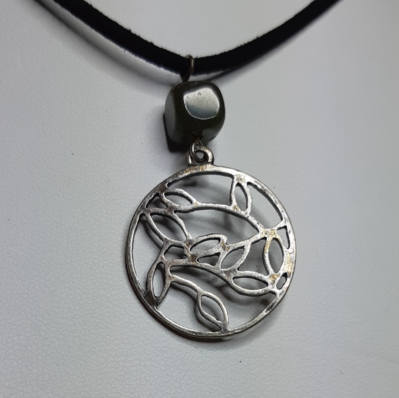 Dark Green Agate and Leaf Charm Necklace - Picture 3 of 4